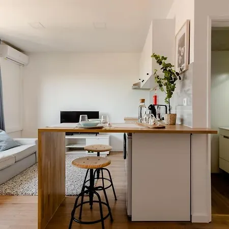 Stylish And Elegant - View And Location In Downton Apartment