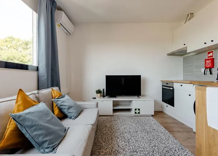 Stylish And Elegant - View And Location In Downton דירה *