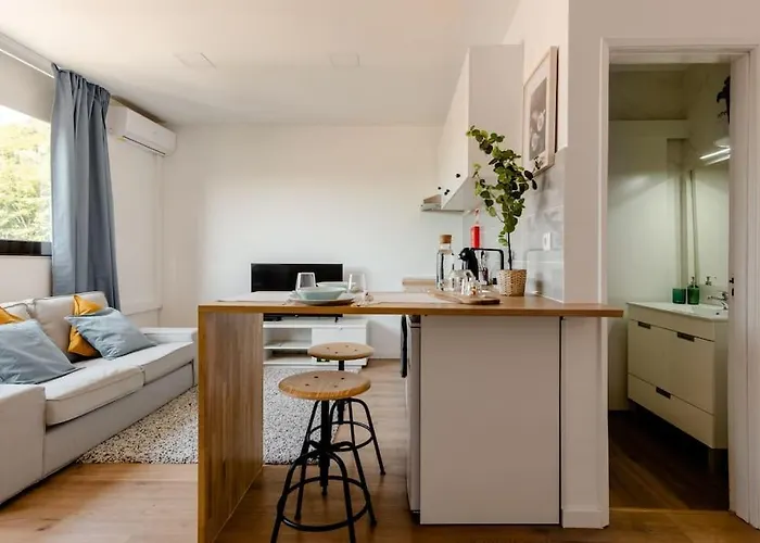 Stylish And Elegant - View And Location In Downton דירה