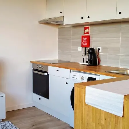 Stylish And Elegant - View And Location In Downton דירה *