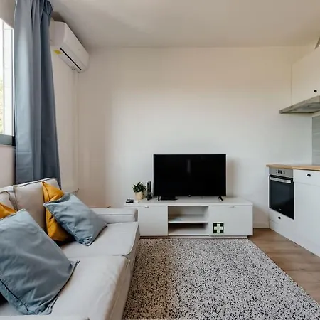 Stylish And Elegant - View And Location In Downton דירה *